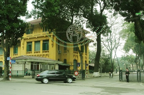 Cua hang qua tet yen sao tren pho nguyen canh chan2